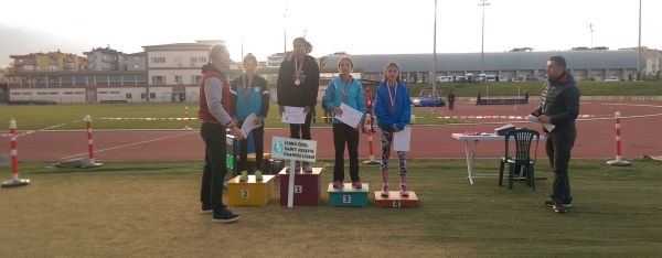 Yasemin Zehra BÖREKÇİ  Okullararasi Puanli Atletizm Grup Yarismalarinda 400 metre Gencler A kategorisinde birinci olmuştur.