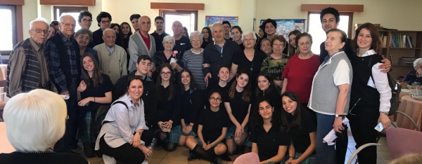Visite de la maison de retraite de Narlıdere par nos élèves du Club d’aide sociale